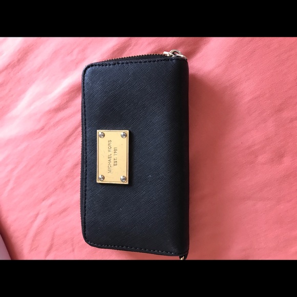 Michael kors wallet used - Picture 6 of 6